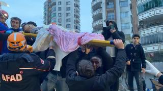 Enkaz altında kalan vatandaşlar kurtarılıyor