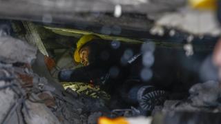 Türkiye'yi derinden sarsan depremin ilk 24 saatinde neler oldu?