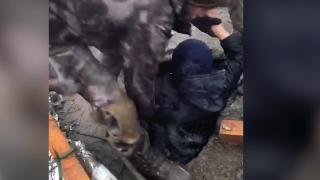 Özel harekatçılar enkazda kalan aileyi böyle kurtardı