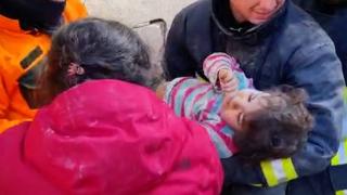 4 yaşındaki Gül 33 saat sonra enkazdan kurtarıldı