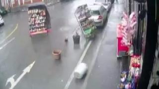 İstanbul'da fırtına: Çatılar uçtu, ağaçlar devrildi