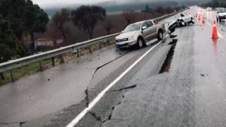 Deprem nedeniyle yollarda çökme meydana geldi