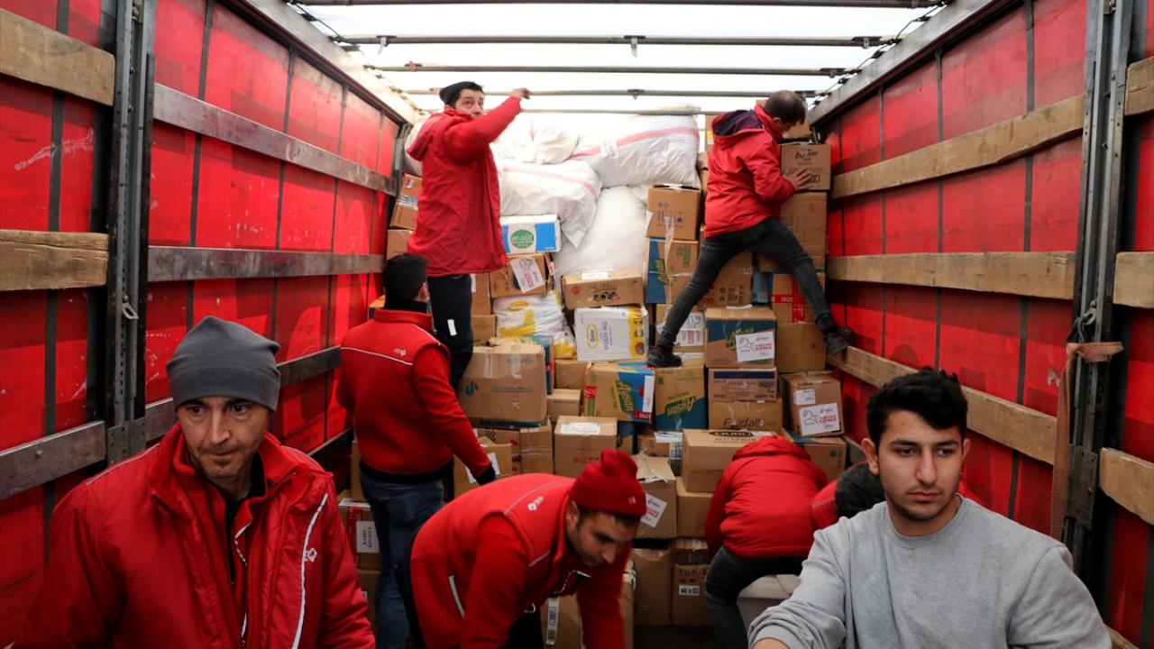 Kargo çalışanları tırlara daha fazla yardım malzemesi sığdırabilmek için çalışıyor