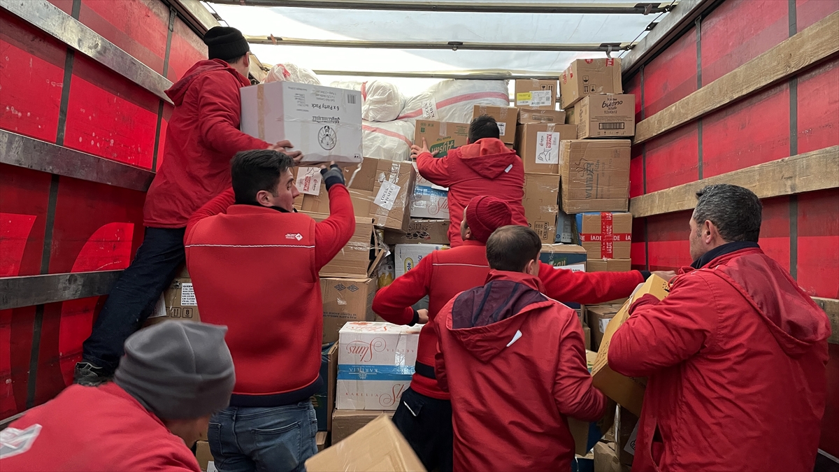 Kargo çalışanları tırlara daha fazla yardım malzemesi sığdırabilmek için çalışıyor