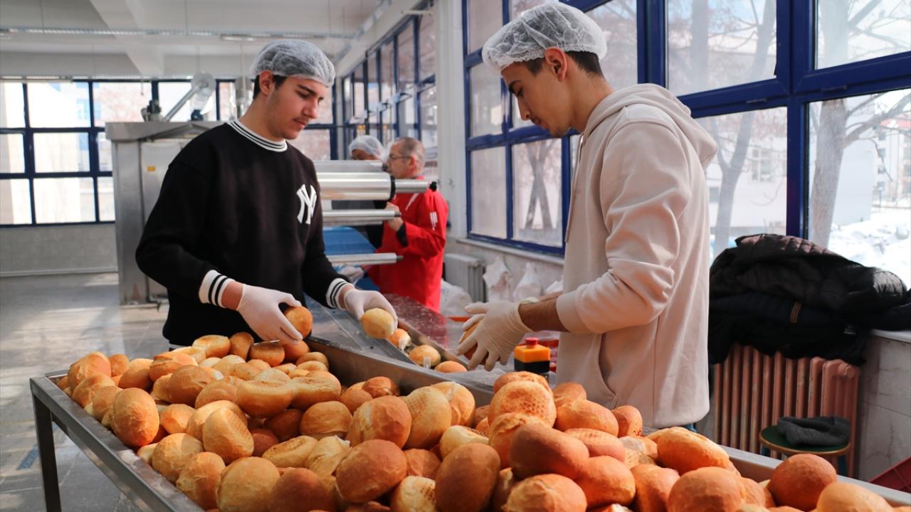 Erzincan`da okullarda öğrencilerce üretilen ekmekler depremzedelere gönderiliyor