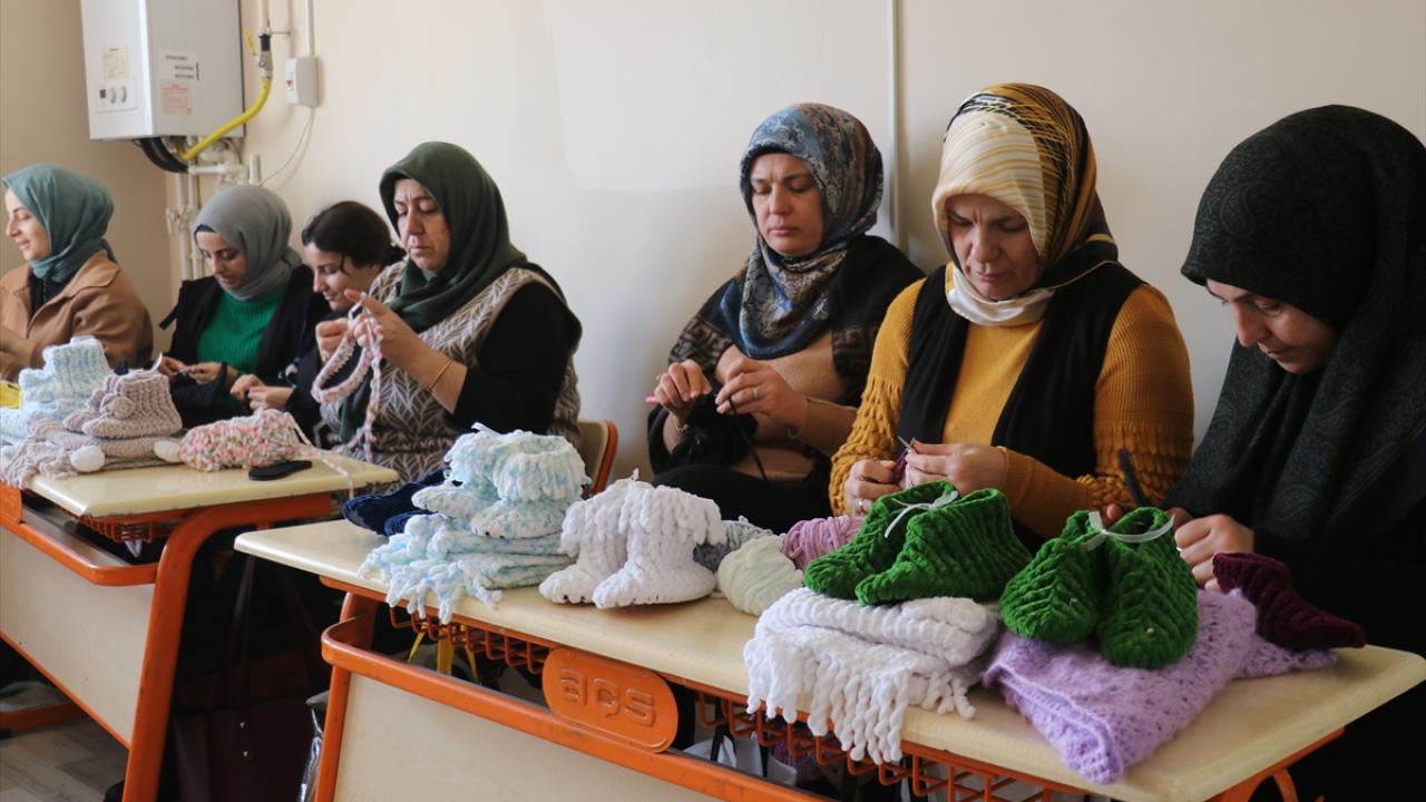 Ağrılı kadınlar depremzedeler için atkı, bere ve patik örüyor