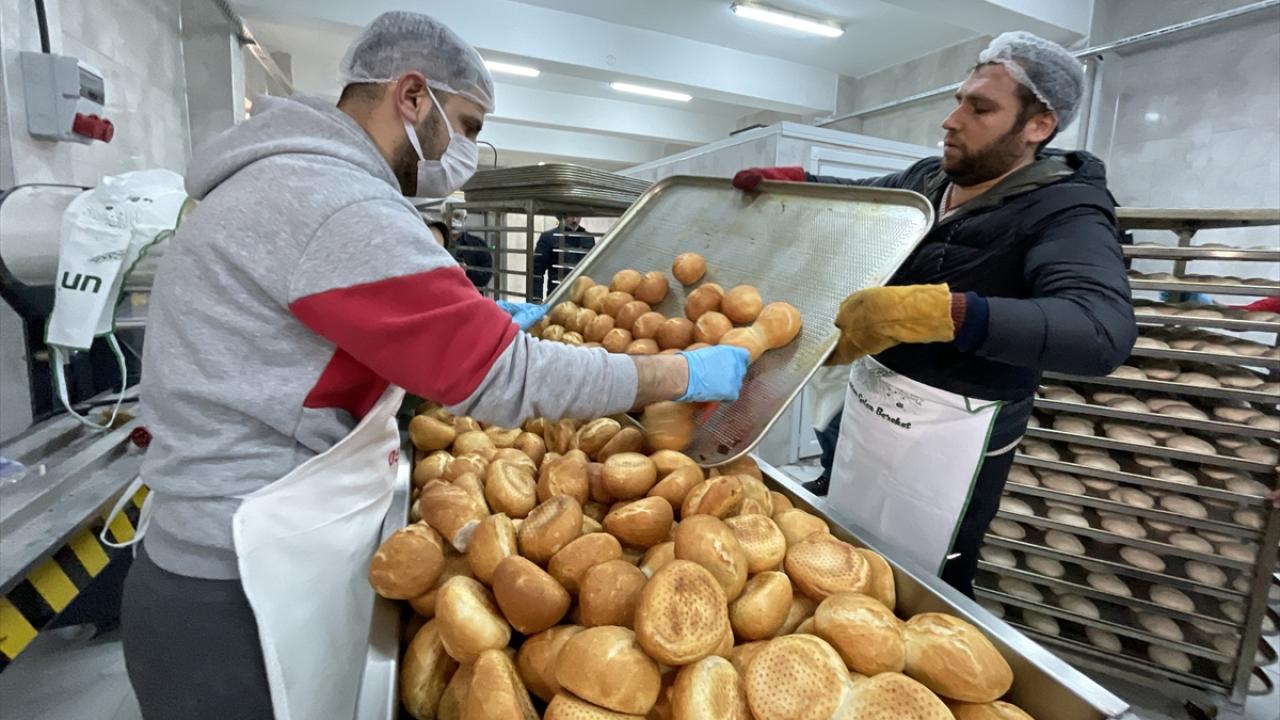 Elazığ`da gönüllü öğretmenler depremzedeler için ekmek ve çorba pişiriyor
