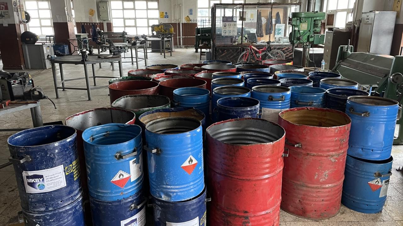 Bartın`da meslek lisesi öğrenci ve öğretmenleri depremzedeler için soba yapıyor