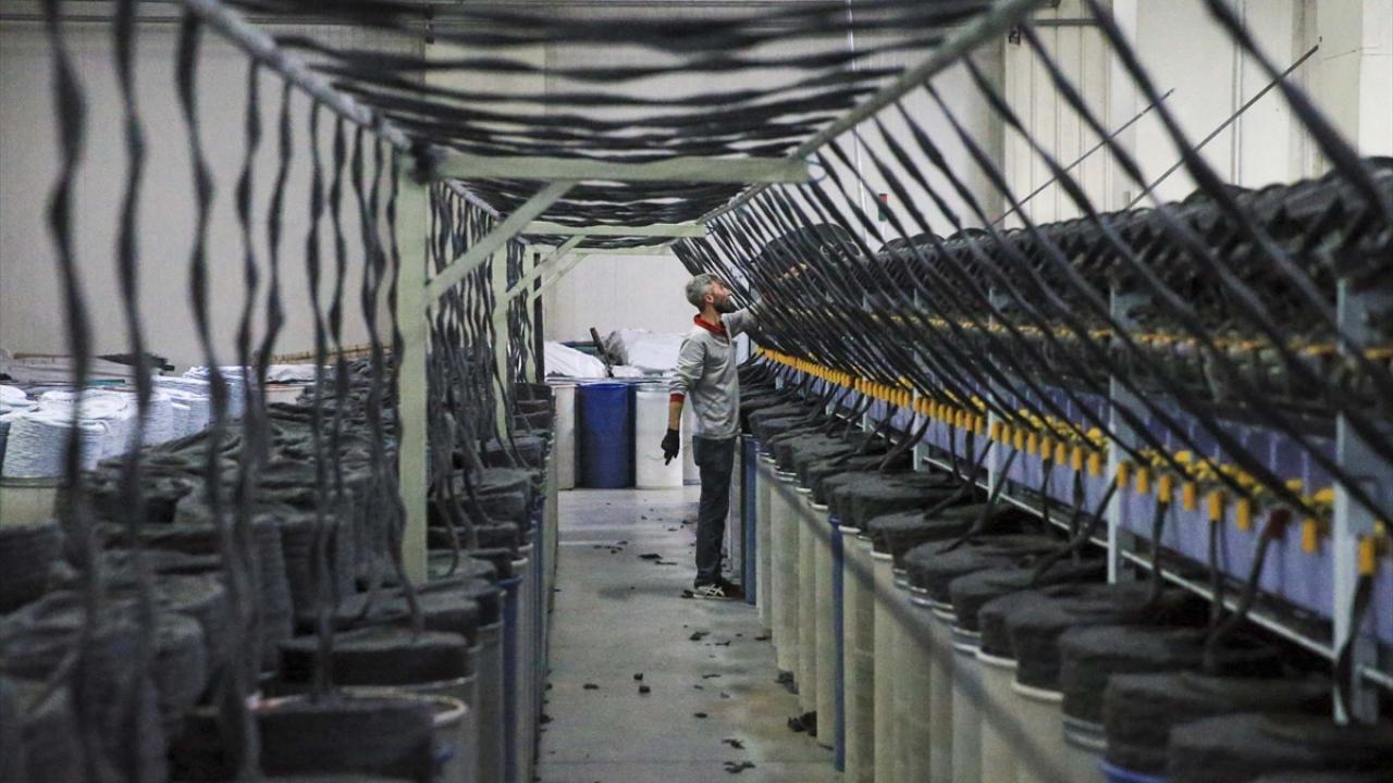 Uşak`taki battaniye fabrikaları depremzedeler için çalışıyor