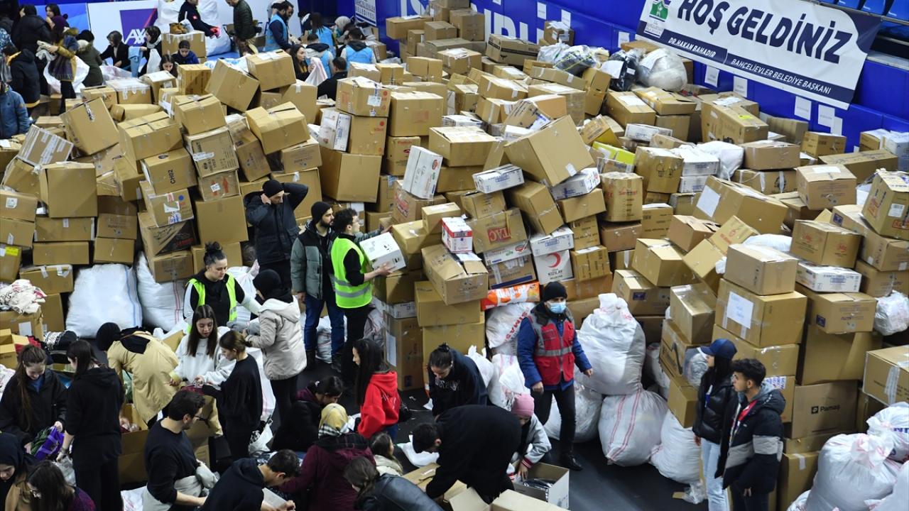 İstanbullular "asrın felaketi"ni yaşayan depremzedeler için seferber oldu