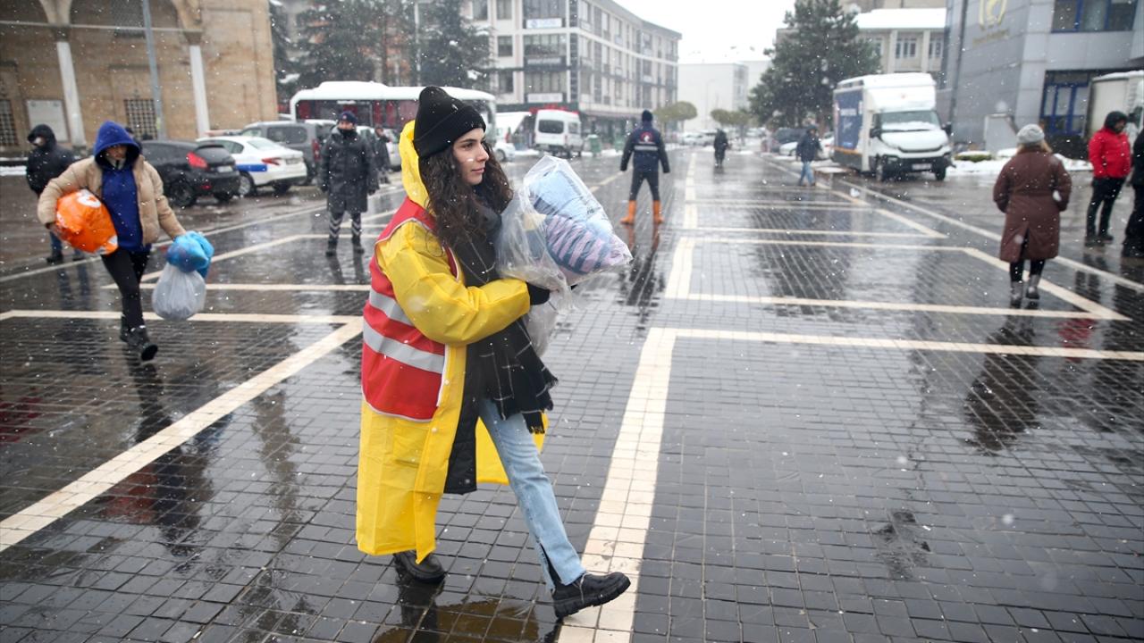 Deprem acısını en iyi bilen kent Düzce`den depremzedelere yardımı sürüyor