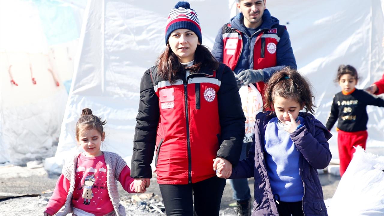 Çadırları tek tek geziyorlar