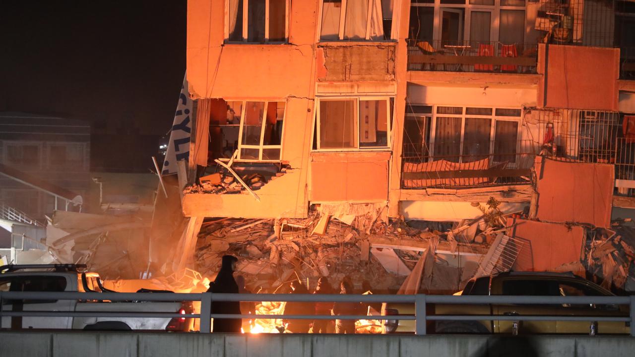 Ağır hasarlı evler şehrin birçok yerinde görülüyor. 