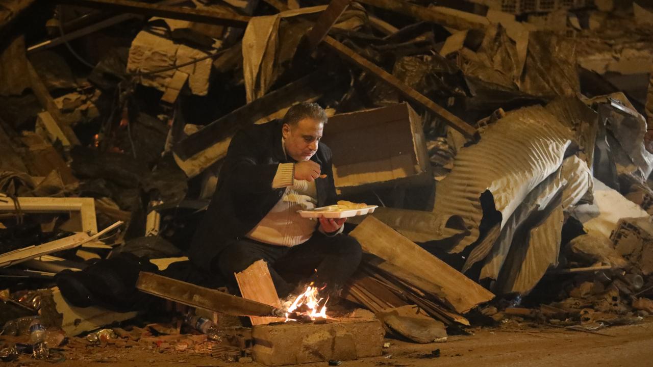 Enkaz önünde iki lokma yemek...