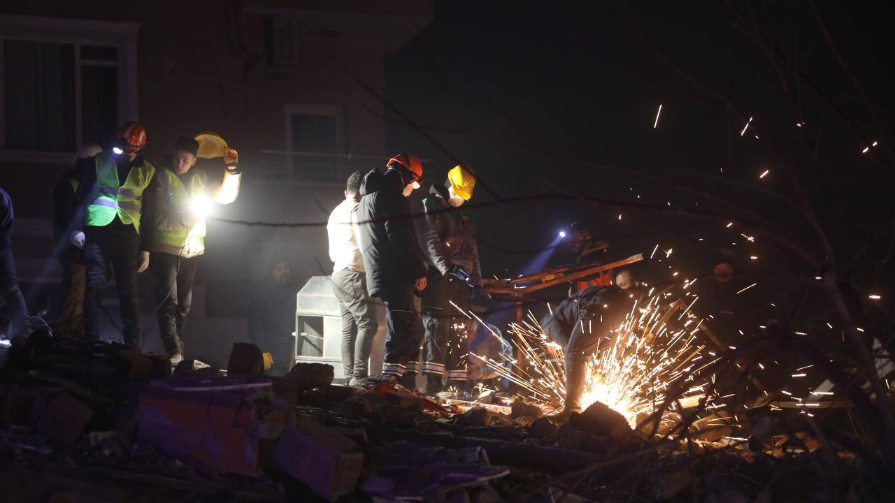 Ekipler umutla gece gündüz çalıştı.