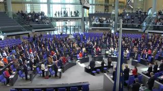 Alman Meclisi'nde depremlerde hayatını kaybedenler için saygı duruşu