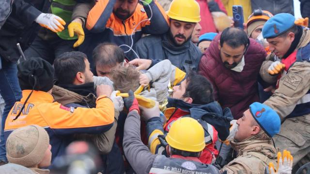 7 yaşındaki Beşir 81 saat sonra enkazdan sağ olarak çıkarıldı