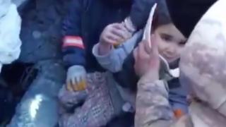 Malatya'da 2 kardeş kedileriyle birlikte enkazdan 82 saat sonra kurtarıldı