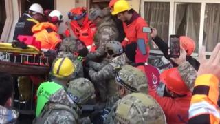 82'inci saatte mucize: Anne, baba ve 3 çocuğu enkazdan çıkarıldı