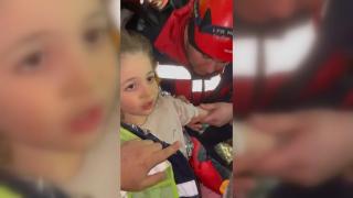 Enkazdan çıkarılan minik Hazal'ın 'su ister misin?' sorusuna verdiği cevap gülümsetti