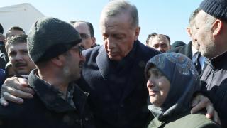 Cumhurbaşkanı Erdoğan çadır kentteki vatandaşları ziyaret etti