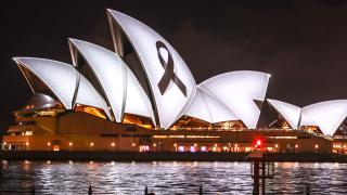 'Asrın felaketi' nedeniyle Sydney Opera Evi'ne siyah kurdele yansıtıldı
