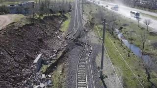 Deprem tren raylarının bükülmesine sebep oldu