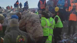 36 yaşındaki Yılmaz Çetin 77 saat sonra enkazdan kurtarıldı