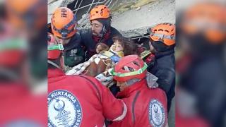 8 yaşındaki Zübeyde enkaz altından sağ kurtarıldı