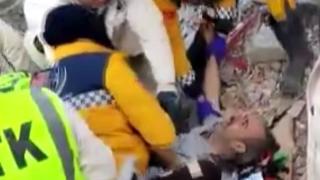 125 saat sonra kurtarıldı... Madenciler birbirine sarılarak sevinç yaşadı