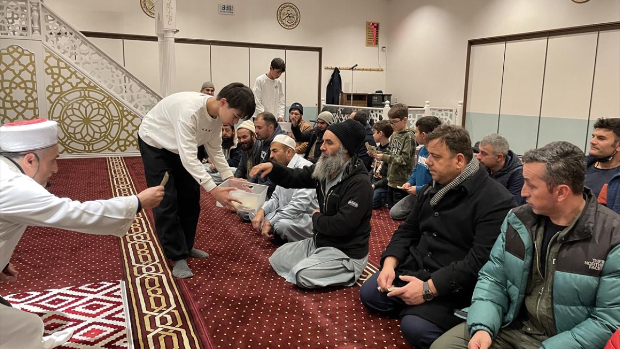 Japonya'daki cami ve mescitlerde Türkiye için yardım toplanıyor