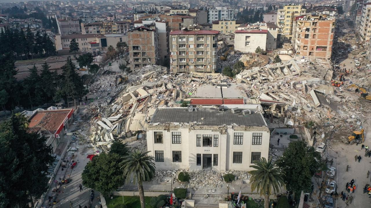 Hatay Büyükşehir Belediye binası da zarar gördü