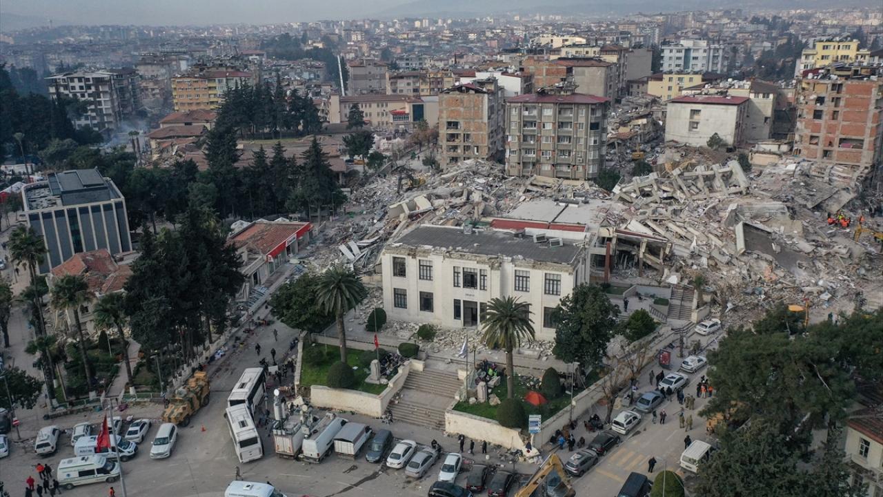 Hatay Büyükşehir Belediye binası da zarar gördü