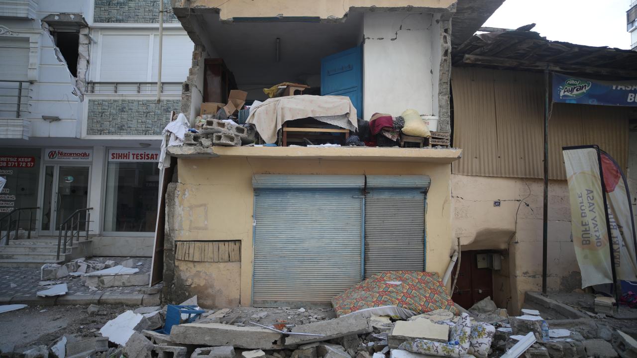 Ağır hasarlı evler ilçenin birçok yerinde görülüyor