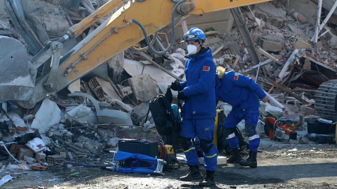 Enkazdan çıkan yaralı kadının bulunmasında görev aldılar