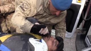 104 saat sonra çıkarıldı, kurtarma ekibindeki askerin elini öptü