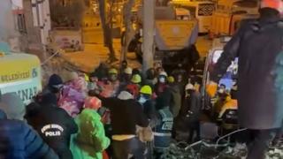 55 yaşındaki kadın enkazdan 122 saat sonra kurtarıldı