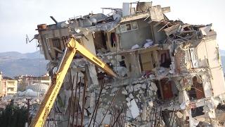 Kepçe operatörünün deprem sonrası zor kararı