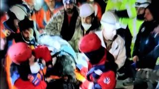 Enkazdan 142 saat sonra çıkarılan öğretmenin ilk isteği çay oldu