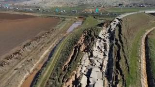 Depremde hasar gören bazı yollar dron ile görüntülendi