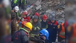 Mucize bebek 128'inci saatte kurtarıldı