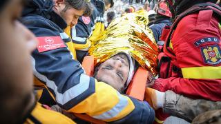 149. saatte yeni mucize: 35 yaşındaki Mustafa enkazdan çıkarıldı