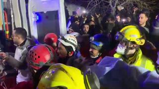 116 saat sonra enkazdan çıkarıldı, kitaplarını istedi