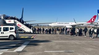 Tahliye uçuşunda görevli kabin memuru gözyaşlarını tutamadı