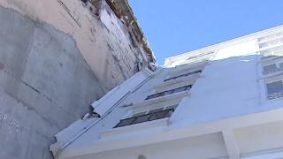 60 derece yan yatan binanın camları dahi kırılmadı