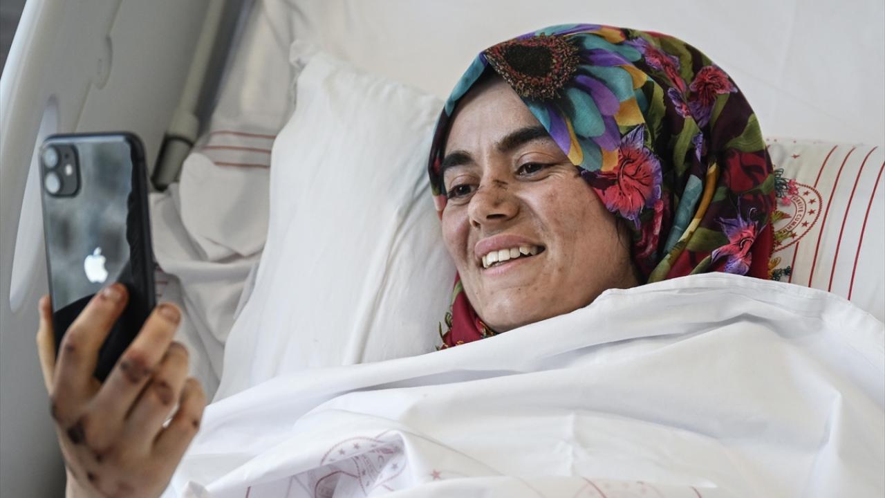 "Enkaz altında arkadaşımla birbirimize sarılıp bekledik"