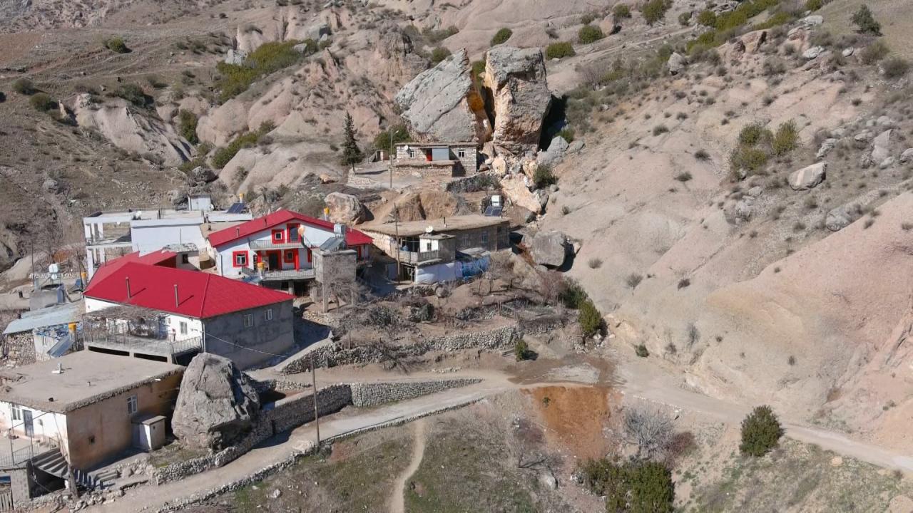 Bir deprem daha olursa kayalar üstümüze gelecek