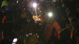 Enkaz altında çektiği görüntülerle ekiplere yol gösterdi