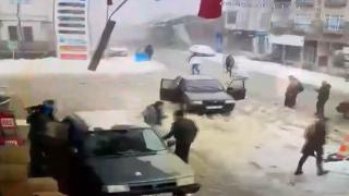 Malatya'da deprem anı güvenlik kameralarına yansıdı