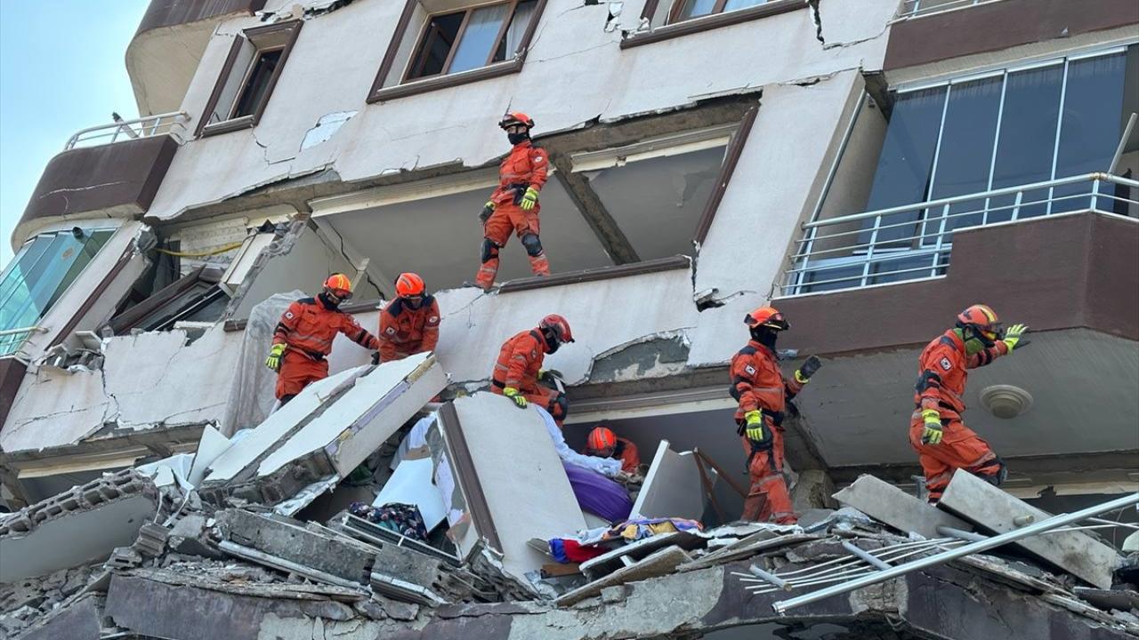 121 kişilik arama kurtarma ekibine 4 özel eğitimli arama kurtarma köpeği de eşlik etti